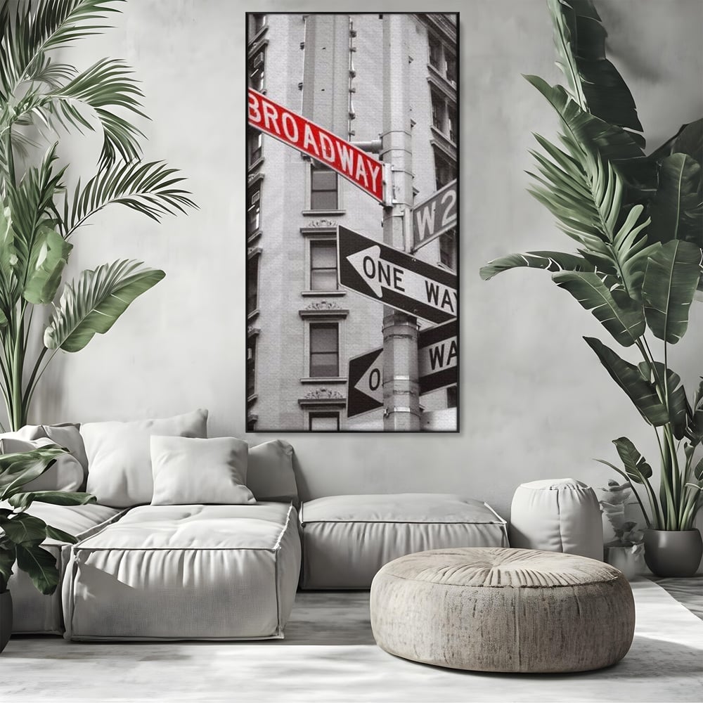 Tablou canvas cu tablou canvas cu indicatorul broadway, in rama de aluminiu negru, pe perete intr-un living